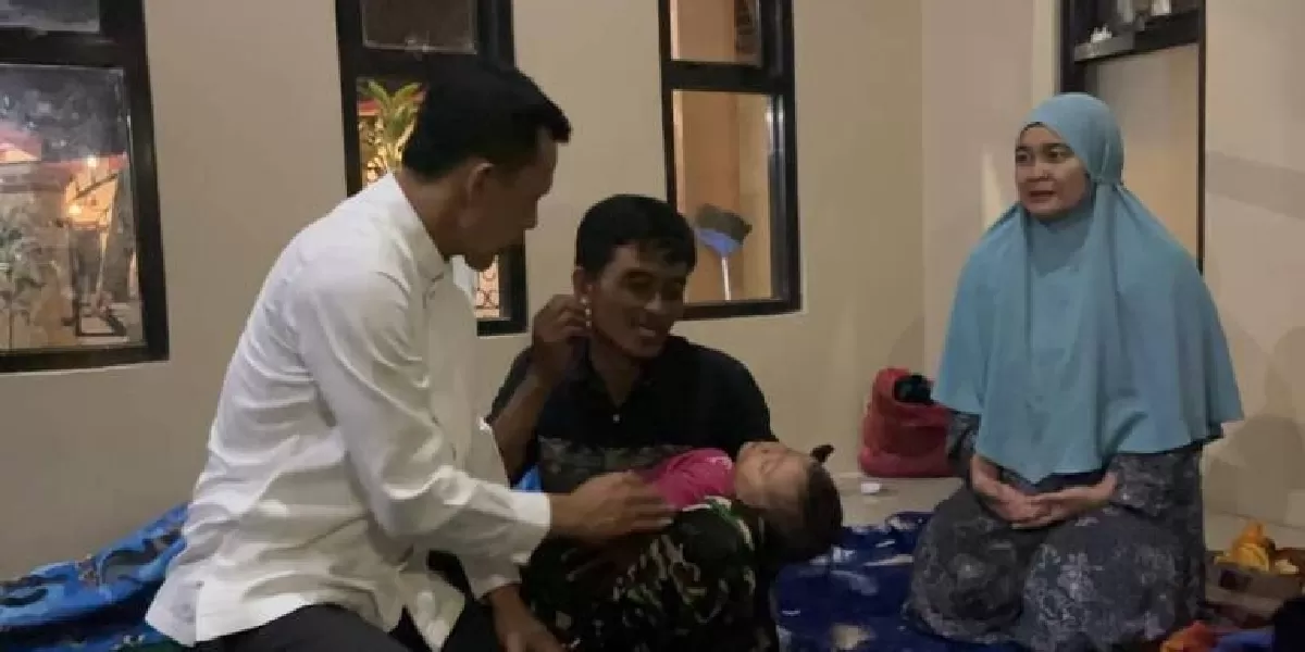 Wakil Bupati Bogor Ade Ruhandi atau Jaro Ade, saat meninjau lokasi banjir di Desa Renggasjajar,  Kecamatan Cigudeg pada Minggu, 19 April 2026 dini hari WIB.