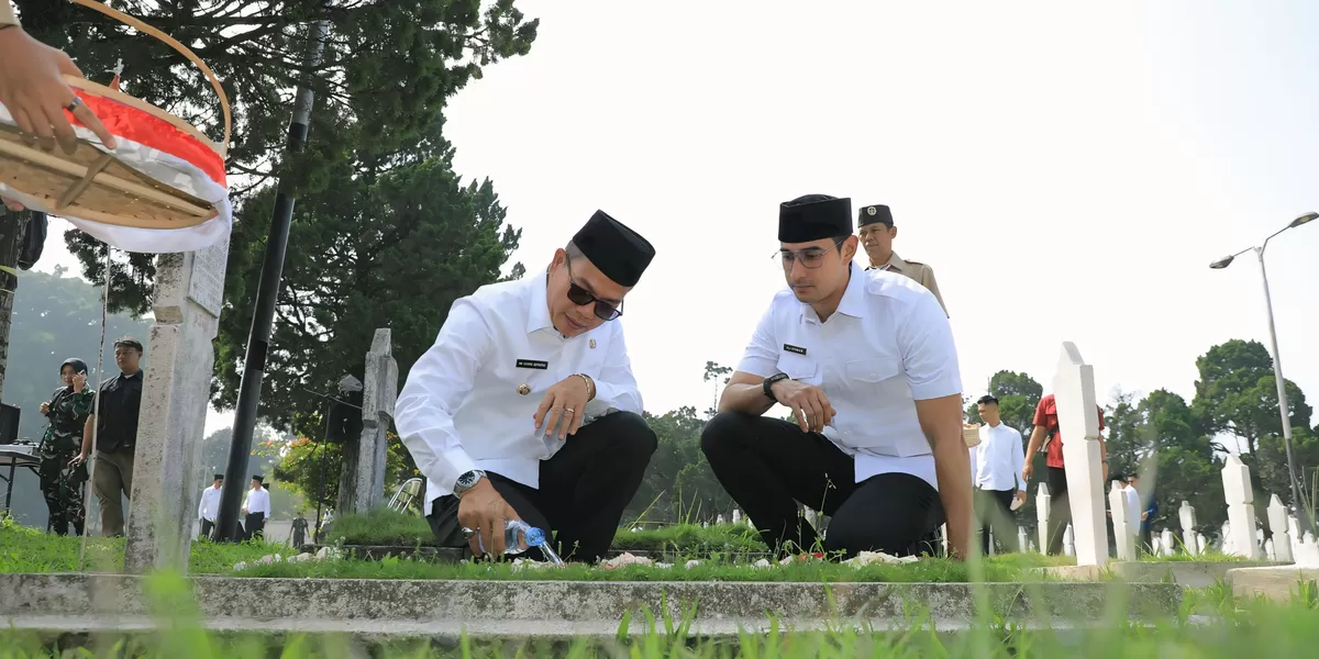 Bupati Bandung Dadang Supriatna bersama Wakil Bupati Bandung Ali Syakieb melakukan tabur bunga saat ziarah ke makam pahlawan dalam rangka Hari Jadi ke-385 Kabupaten Bandung. Kamis 16 April 2026.