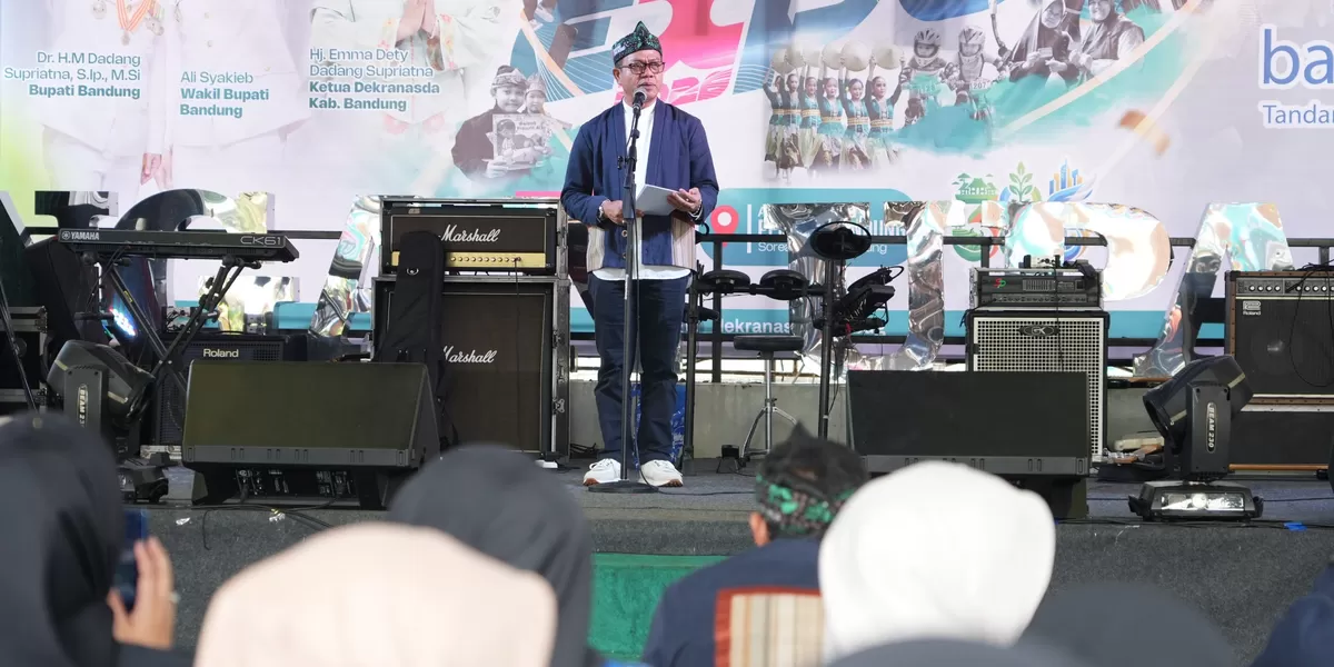 Bupati Bandung Dadang Supriatna, menyampaikan sambutan saat membuka Bandung Bedas Expo 2026 di Kompleks Pemkab Bandung, Soreang, Jumat (17/4/2026), di tengah situasi bencana banjir yang melanda sejumlah wilayah Kabupaten Bandung.