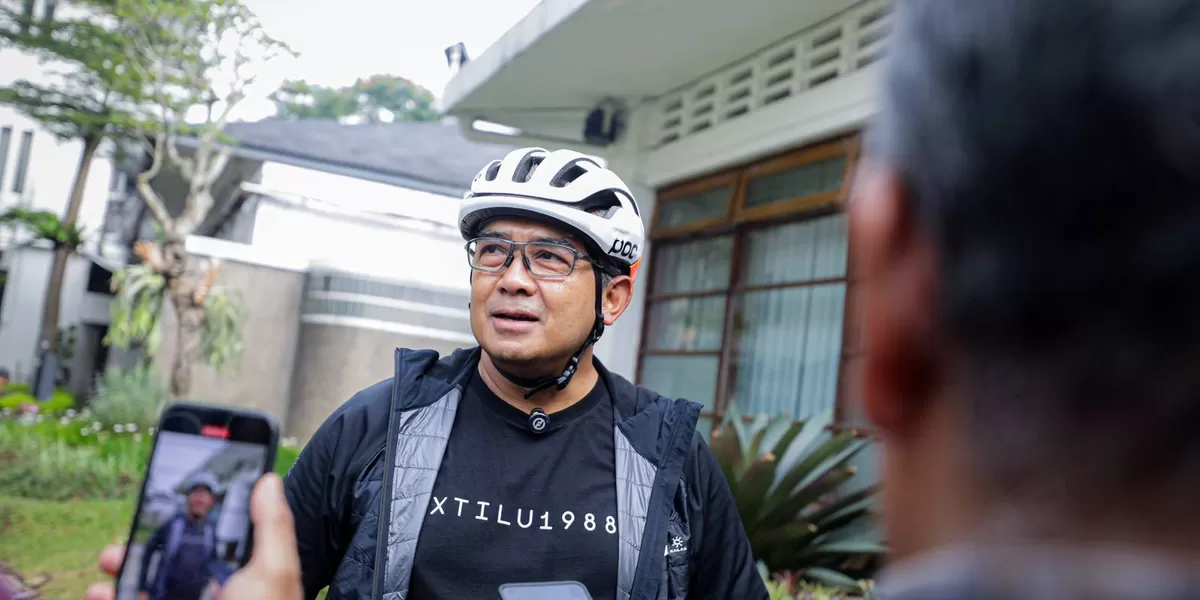 Wali Kota Bandung, Muhammad Farhan, memberikan keterangan kepada wartawan terkait penanganan banjir di Rancabolang dan Derwati yang masih menggenangi empat RW dan berdampak pada ratusan warga.