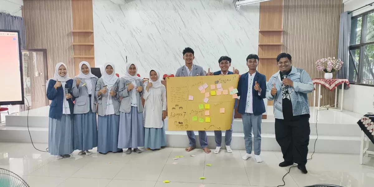 Dosen FISIP UNIDA memfasilitasi para siswa SMAN 6 Kota Bogor untuk mengembangkan organisasi melalui pendekatan kolaboratif (dok pribadi)