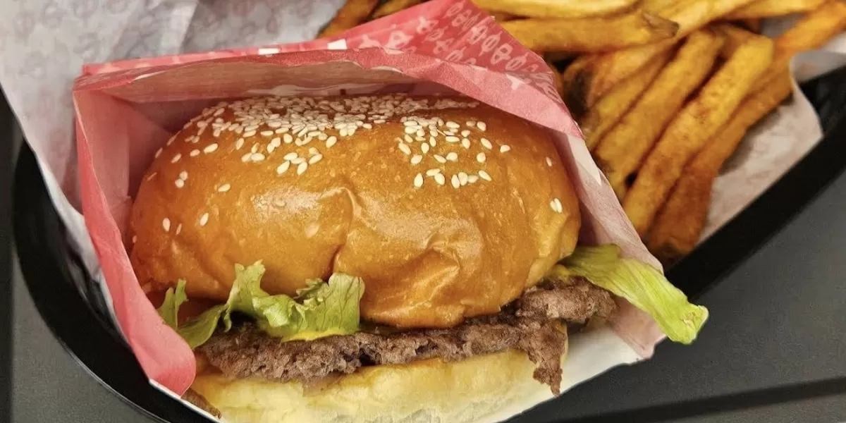 Salah satu rekomendasi burger di Bandung yang populer dan layak dicoba yaitu BurgerMan. (Google Maps)