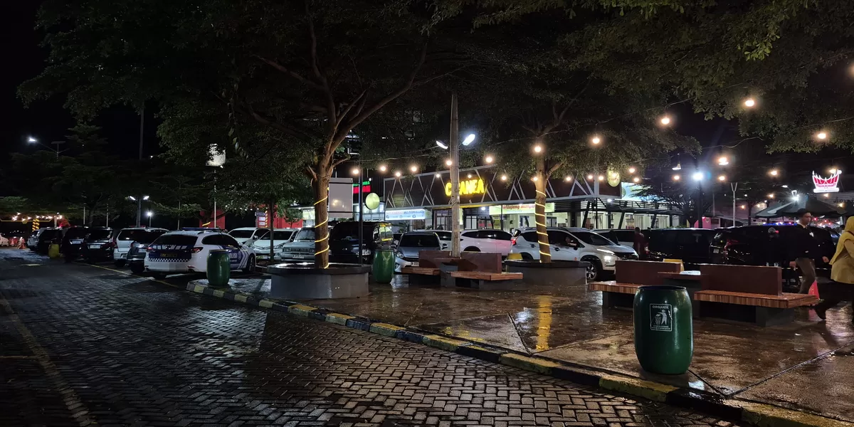 Suasana rest area Tol Cipali tampak tertib dan ramai aktivitas pemudik di tengah kondisi hujan, pengendara memanfaatkan fasilitas istirahat untuk menjaga keselamatan selama arus balik Lebaran 2026, Minggu, 29 Maret 2026 malam (Dok. ASTRA Infra)