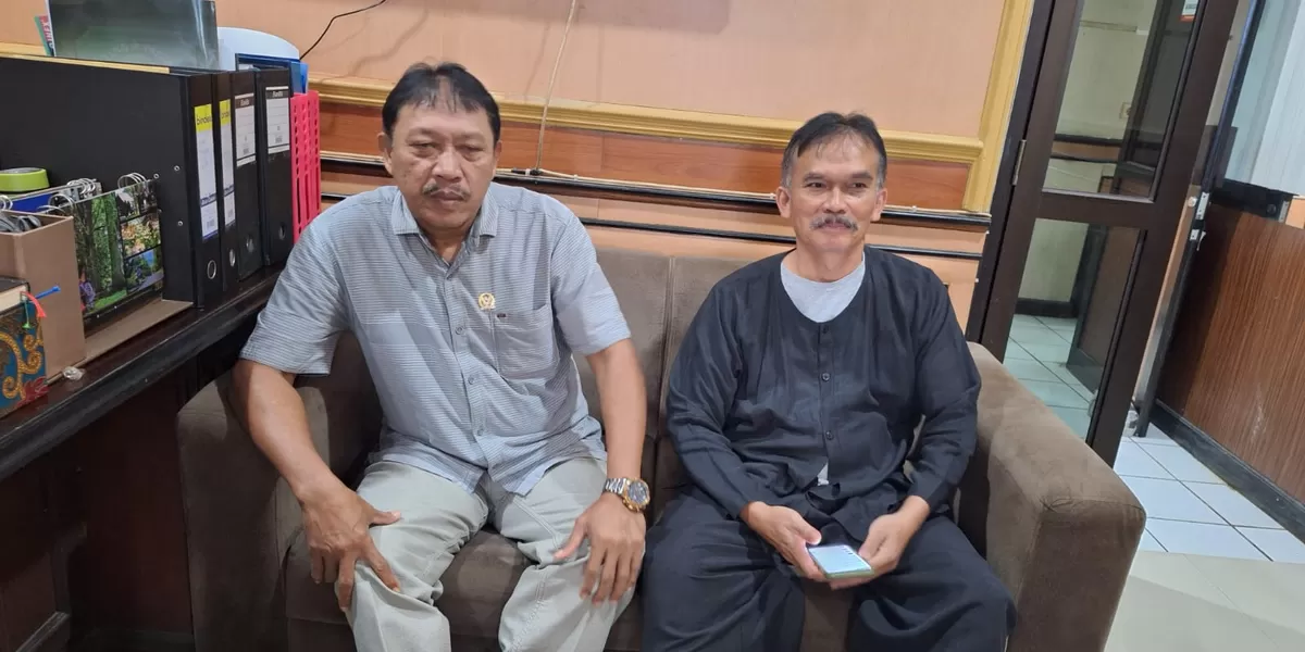Ketua Komisi 3 DPRD Kabupaten Subang, H. Oing Abdul Rohim (kiri), menyoroti pentingnya menjaga lingkungan hidup, termasuk merawat sungai dan tidak membuang sampah sembarangan