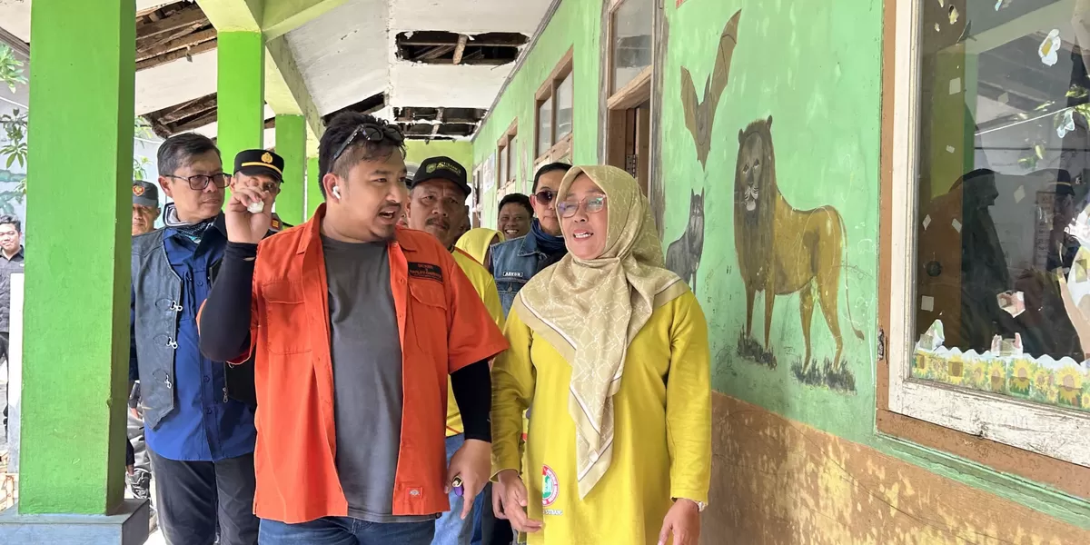Bupati Subang Reynaldy Putra Andita Budi Raemi (Kang Rey) meninjau kondisi ruang kelas rusak saat kegiatan Saba Desa di Kecamatan Binong dan memastikan perbaikan dikawal ketat demi kenyamanan serta keselamatan siswa, Jumat 17 Juli 2026 (Dok. Istimewa)