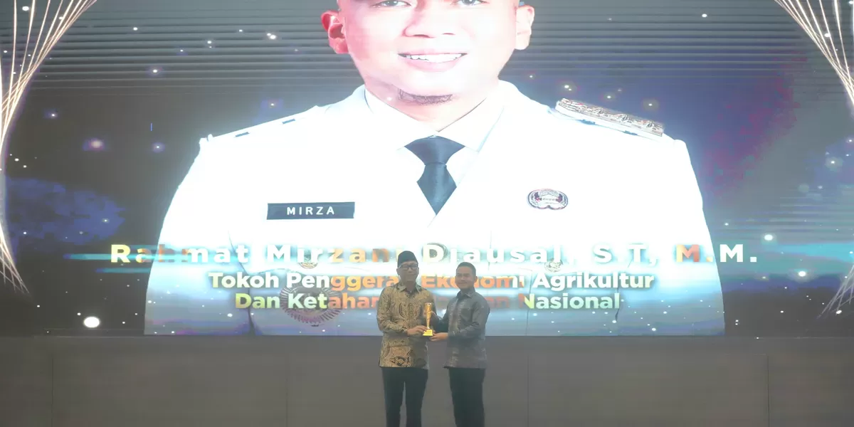 Gubernur Lampung, Rahmat Mirzani Djausal, resmi dinobatkan sebagai "Tokoh Penggerak Ekonomi Agrikultur dan Ketahanan Pangan Nasional" dalam ajang bergengsi Koordinatoriat Wartawan Parlemen (KWP) Awards 2026.