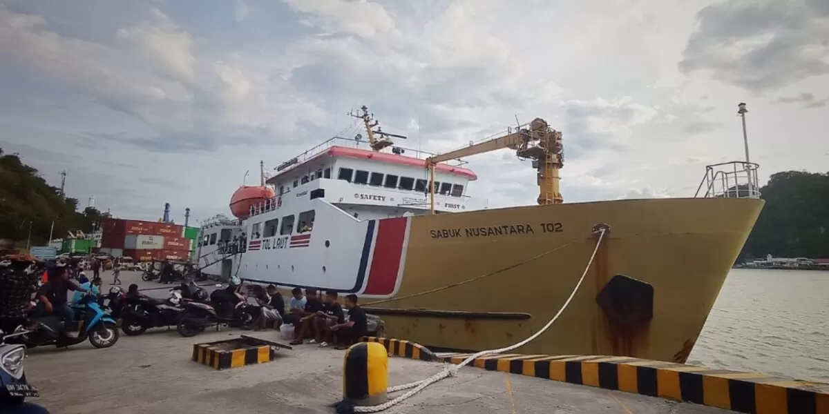 KM Sabuk Nusantara 102 contoh Kapal RoRo (zona utara)