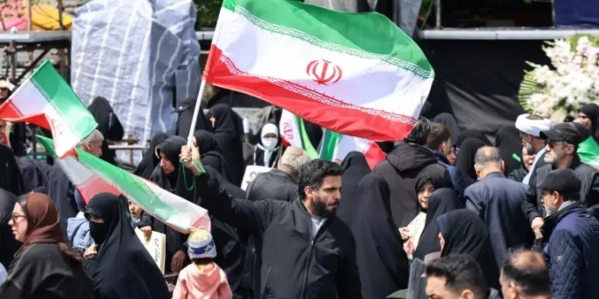 Para warga Iran merayakan kemenangan setelah terjadinya gencatan senjata dengan AS (al Jazeera)