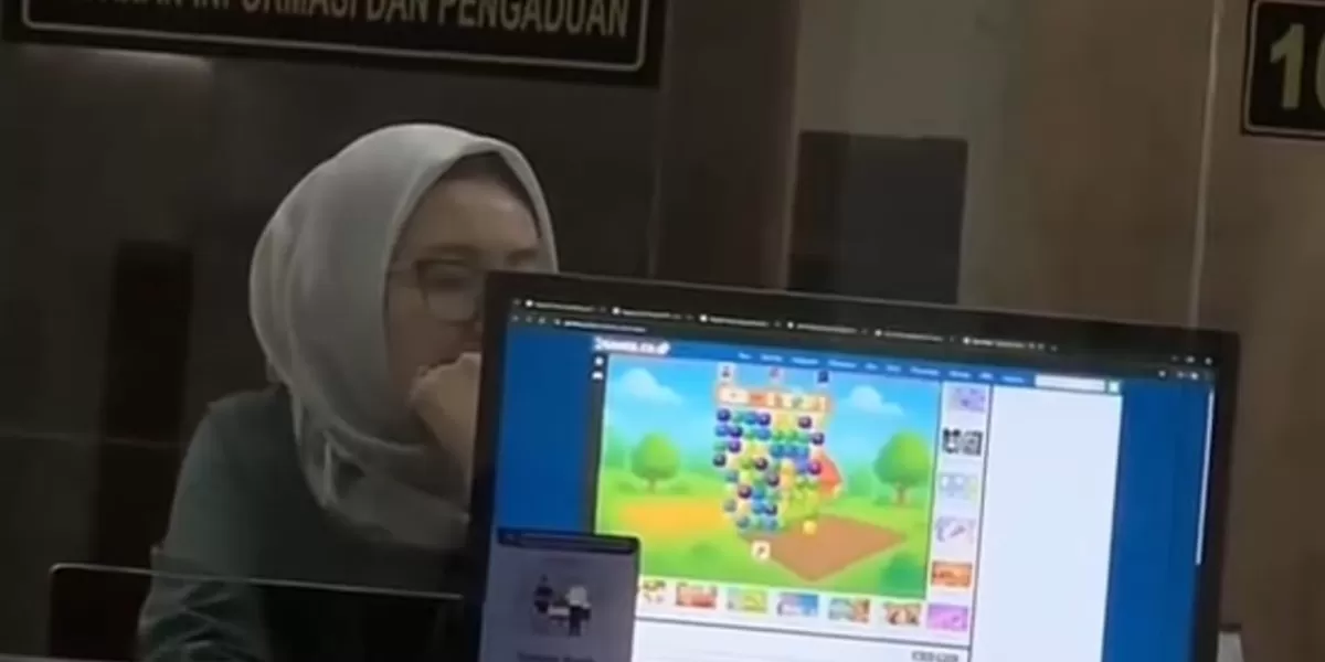 Petugas PTSP Pengadilan Negeri (PN) Jakarta Pusat yang viral karena diduga main game di jam kerja. (TikTok/gaqepaqe)