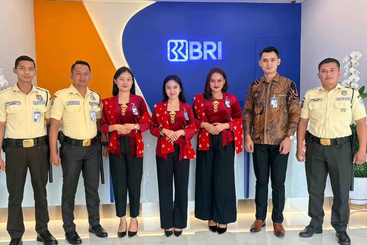 Pekerja BRI PIK Tampil Elegan dengan Kebaya Merah Kartini