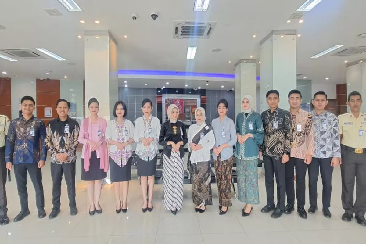 Peringati Hari Kartini, Pekerja BRI Veteran Kenakan Pakaian Nasional