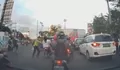 VIRAL Video Polisi Semarang Dorong Pengendara Motor hingga Jatuh