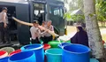 Kemarau Mencekik, Polisi Bulukumba Turun Bawa Air Bersih ke Warga