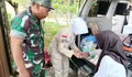 Aksi Cepat Tim Kesehatan Klinik Pratama Kartika 25 Sragen Tangani Peserta Ketarunaan TMMD 