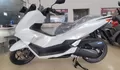Honda PCX 160 2025 Terbaru Versi CBS dengan Warna Putih Glossy: Skuter Mewah dengan Desain Elegan, Performa Tangguh, dan Fitur Canggih