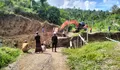Jembatan Lawang Hancur Disapu Banjir, Bupati Bireuen Mukhlis Bangun Titi Darurat Pakai Dana Pribadi