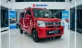 Suzuki Carry 2025 Berwarna Merah Mengkilap yang Tampil Gagah dari Tampak Depan Saat Dipamerkan di Showroom sebagai Kendaraan Niaga Siap Kerja
