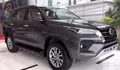 Toyota Fortuner 4x4 Warna Grey: Perpaduan Ketangguhan SUV Legendaris dengan Desain Eksterior Gagah dan Interior Mewah yang Nyaman untuk Jalan Raya