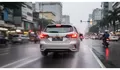  Simak Alasan dan 13 Cara Mengemudi Aman di Jalan Licin Saat Musim Hujan