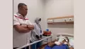 Tri Adhianto Mantan Walikota Bekasi Menjenguk Korban di Tragedi Hari Guru Balon Meledak Bekasi, Korban Luka Parah hingga Dioperasi