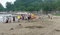 Polisi Bersama Petugas Mengimbau Wisatawan untuk Tidak Berenang di Pantai Karanghawu Pelabuhan Ratu