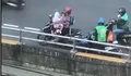Viral Driver Ojol Bantu Ibu dengan Dua Anak dan Bertukar Motor di Flyover, Netizen: Terima Kasih Orang-orang Baik