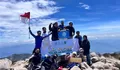 Milad ke-48, Bendera Merah Putih dan Bendera BKPRMI Berkibar Gagah di Puncak Gunung Bawakaraeng