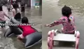 Layaknya Waterboom, Viral Anak-anak Bekasi Justru Asyik Main Air saat Banjir