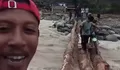 Pecah Isolasi, Gotong Royong Warga Beutong Ateuh Bangun Jembatan Kayu di Arus Deras