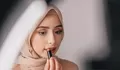 Khusus Ibu-Ibu! Simak Tiga Langkah  Ini Agar Bibir Tidak Kering Karena Sering Memakai Lipstik! 