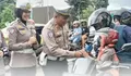 Satlantas Polresta Bogor Kota Bagikan Snack ke Pengendara di Jalan dalam OPS Lilin Lodaya