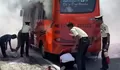 Viral Aksi Spontan Satpam BRI yang Sigap Padamkan Kebakaran Minibus di Ajibarang Banyumas
