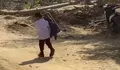 Cerita Guru di Desa Sekumur Aceh Tamiang, Biasa Bawa Motor Kini Sering Jalan Kaki karena Akses Jalan Terputus