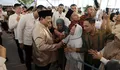 Prabowo Hampiri Warga yang Datang Halal Bihalal di Istana Negara
