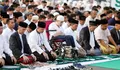 Momen Gubernur Jateng Ajak Putranya Sholat Idul Fitri di Lapangan Pancasila Simpang Lima