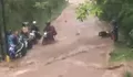 Terjatuh lewati jalan tanjakan dan banjir di Kajoran Magelang , ibu dan anak terseret masuk selokan dan tewas