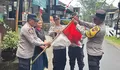Polsek Sidorejo Ganti Bendera Merah Putih yang Sudah Tidak Layak Milik Warga Salatiga