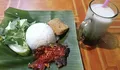 Cita rasa pedas dari ikan manyung asap penyet didampingi minuman dawet ayu manis berpadu gurih, sensasinya bikin nagih
