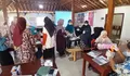 Tim PkM UMBY dan Universitas Tabanan beri pelatihan pembuatan sabun mandi berbahan minyak kelapa di Kenteng Karangmojo Gunungkidul