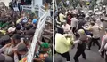 Viral! Aksi Ricuh di DPRD Kuningan, Massa Bobol Gerbang hingga Bentrok dengan Polisi