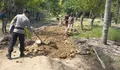 Polisi Bersama Warga Perbaiki Jalan di Kampung Lenteng