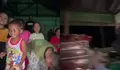 Rumah Hancur Diterjang Banjir, Anak-Anak Pedalaman Aceh Utara Tetap Ceria Saat Dapat Kasur Bantuan