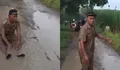 Protes Jalan Rusak Tak Kunjung Diperbaiki, Kades di Sragen Nekat Aksi Mandi Lumpur
