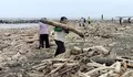 Dampak Banjir Bandang Guci Terlihat hingga Pantai Larangan Tegal, Kayu dan Pipa Berserakan
