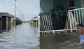 Tetap Ceria Meski Banjir, Bapak-bapak di Bekasi Hibur Diri dengan Nyanyian