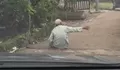 Duduk Hadang Kendaraan Sambil Minta Uang, Aksi Pria Lansia di Bogor Jadi Sorotan