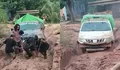 Warga Sintang Angkat Suara soal Jalan Rusak, Aksi Gotong Royong Jadi Sorotan