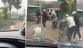 Viral Lansia Duduk di Tengah Jalan Bogor, Pengendara Tak Bisa Lewat sebelum Memberi Uang