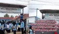 Viral Dugaan Keterlambatan mobil MBG di MTs Bogor, Siswa Soraki di Gerbang Sekolah