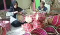 Jelang Lebaran Pesanan Keranjang Parsel Membludak, Pengrajin Bambu Tasikmalaya Malah Kesulitan Bahan Baku